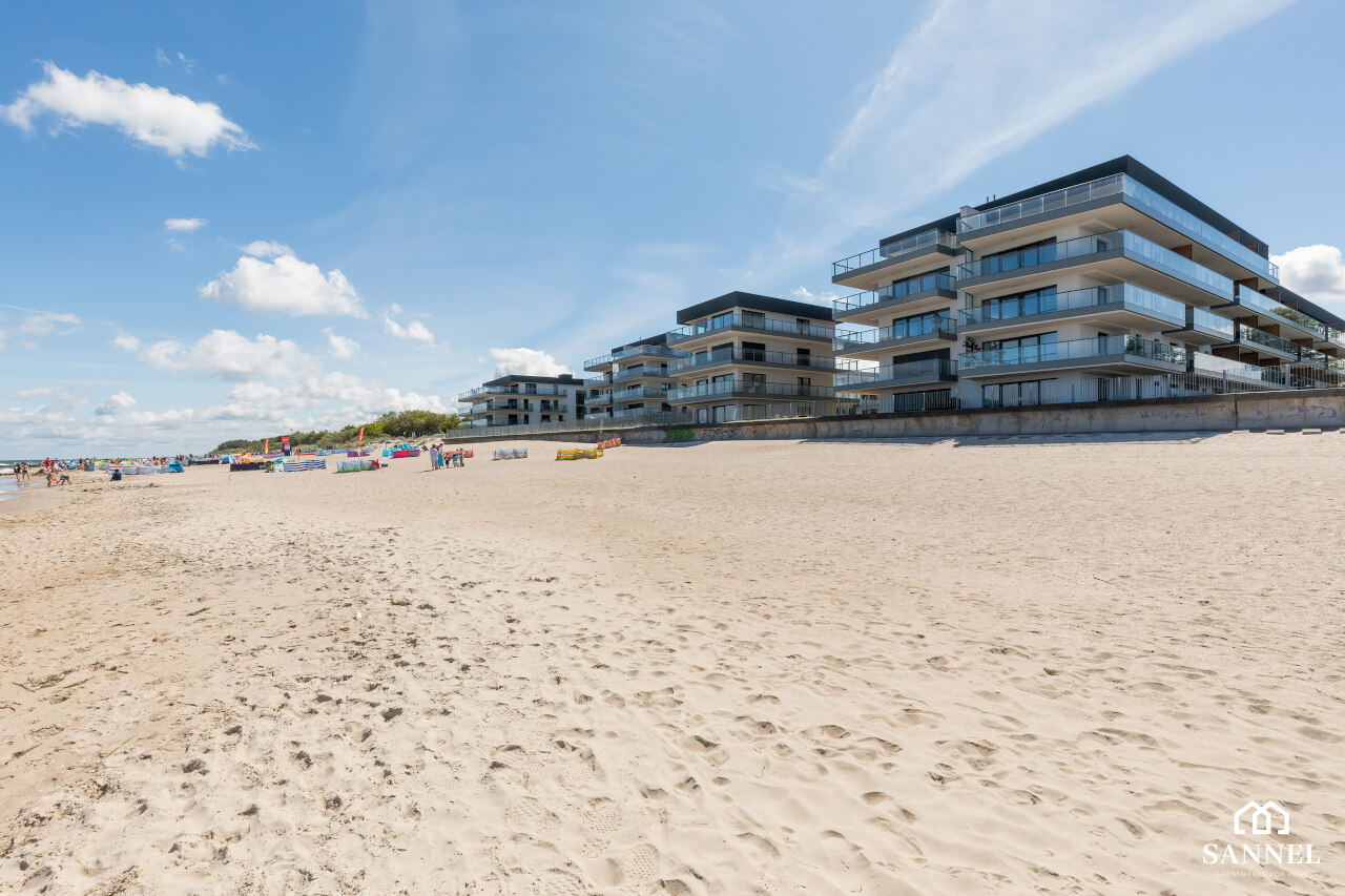 apartamentowce nad morzem piaszczysta plaża